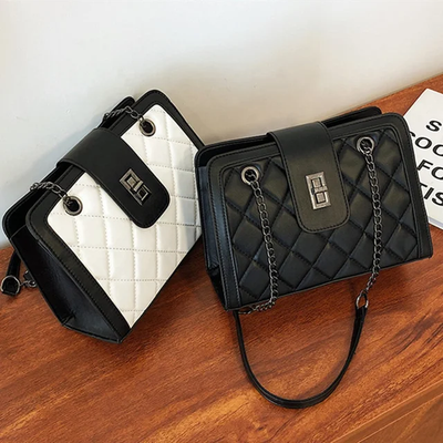 Soft medium capacity handbag