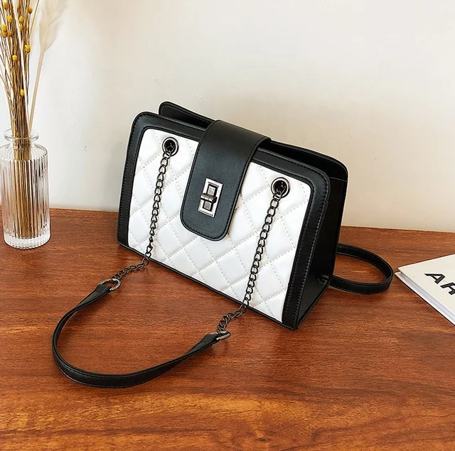 Soft medium capacity handbag
