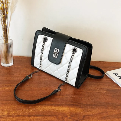 Soft medium capacity handbag