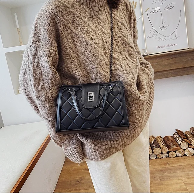 Soft medium capacity handbag