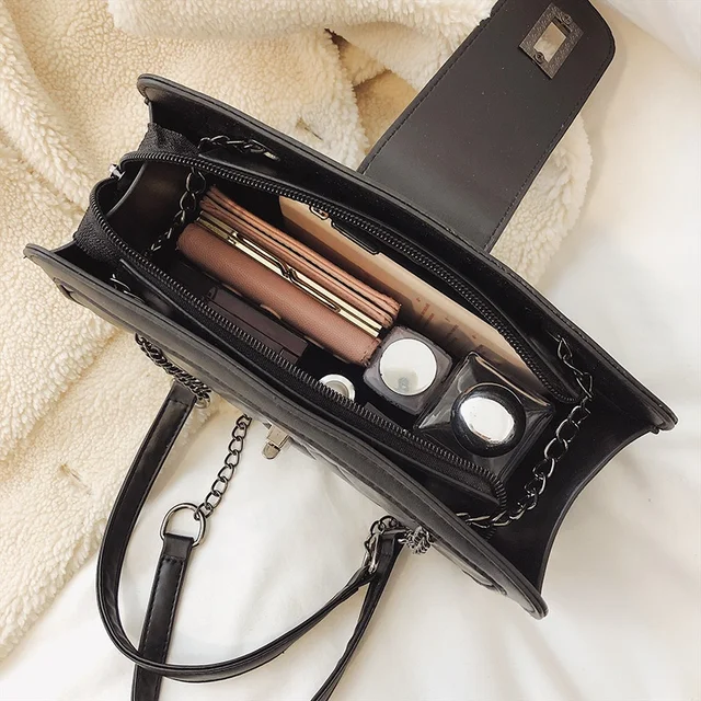 Soft medium capacity handbag