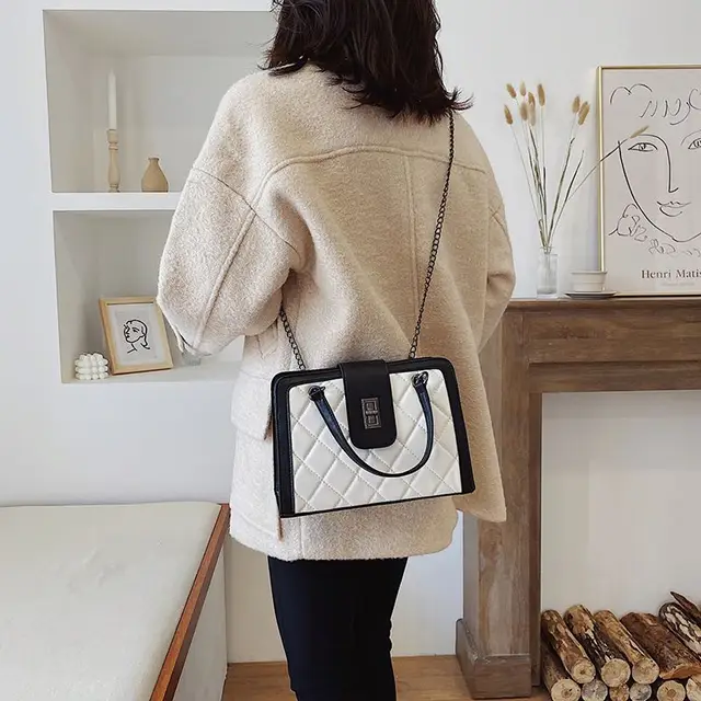 Soft medium capacity handbag