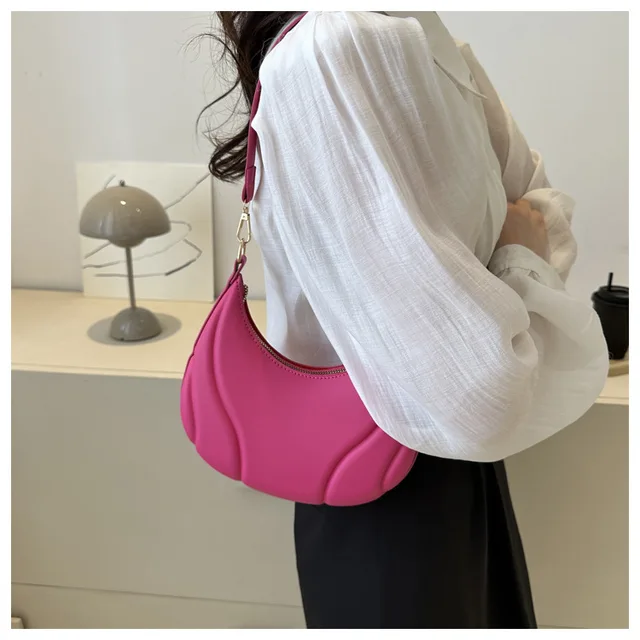 Streamline fashion handbag